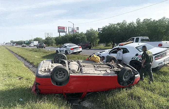 Pareja resulta golpeada al volcar su auto