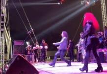 Alex Lora sufre caída en pleno concierto (video)