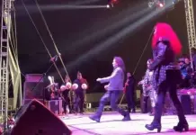 Alex Lora sufre caída en pleno concierto (video) Alex Lora sufre caída en pleno concierto (video)