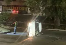 Volcadura de autom&oacute;vil en bulevar R&iacute;o Santiago
