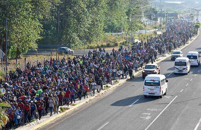 Parte una caravana migrante