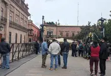 Exigen empleados de la FGE el pago total de pendientes