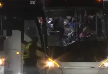 Suburbios de Chicago rechazan autobuses de migrantes