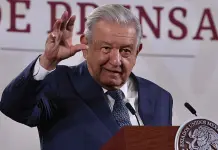 Sin rescate de Pemex gasolina costar&iacute;a 35 pesos, dice AMLO