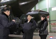 Kim Jong Un ordena incrementar la producción de lanzamisiles móviles