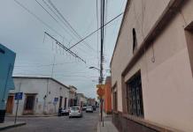 Antena cae sobre cables de alta tensión en el centro histórico