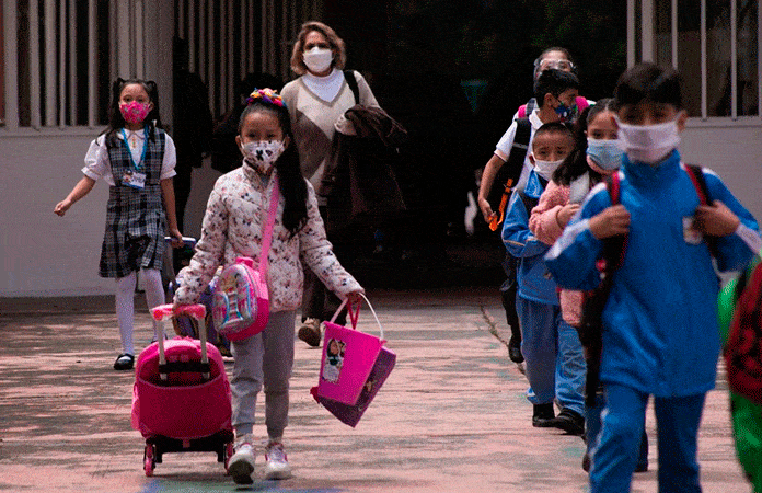 Regresan más de millones de estudiantes