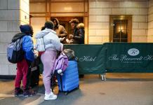 Familias migrantes abandonan hoteles en Nueva York