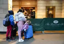 Familias migrantes abandonan hoteles en Nueva York