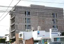 Constructora continúa obra de edificio, pese a clausura Constructora continúa obra de edificio, pese a clausura