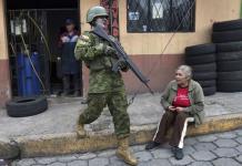 Crisis en prisiones de Ecuador: agente penitenciario fallecido y rehenes liberados