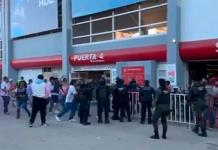 Enfrentamiento entre aficionados de Necaxa y Atlas en el estadio Victoria