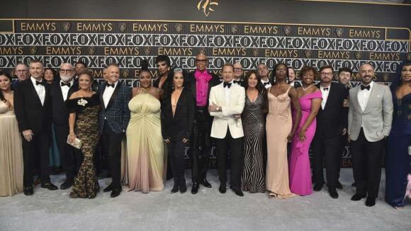 Desfile de estrellas en la alfombra plateada de los Premios Emmy