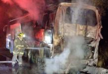 Fuego consume un autobús en carretera Ciudad Valles-Mante