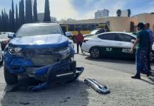 Video | Taxista resulta lesionado tras choque en Lomas del Tecnológico