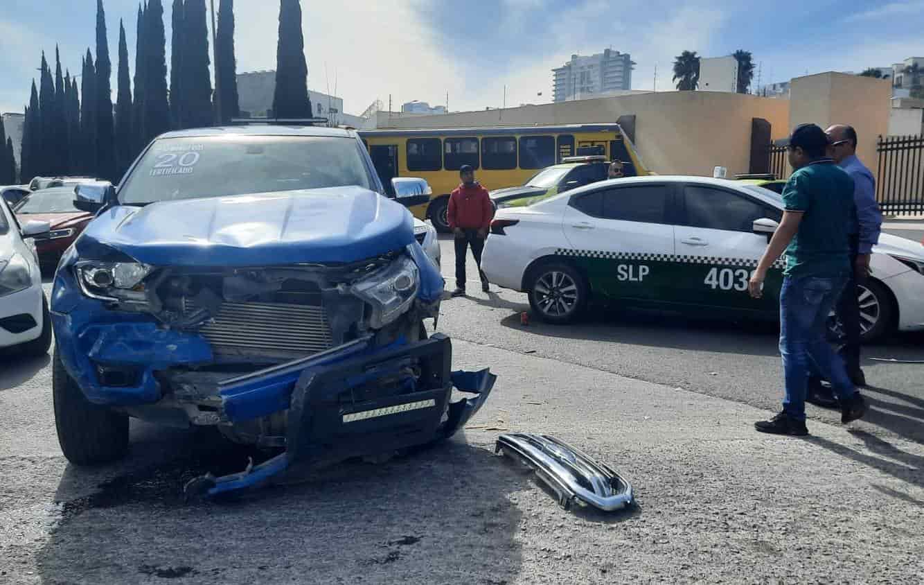 Video | Taxista resulta lesionado tras choque en Lomas del Tecnológico Video | Taxista resulta lesionado tras choque en Lomas del Tecnológico