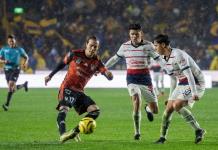 Tigres derrota a Chivas y se mantiene en la parte alta de la clasificación
