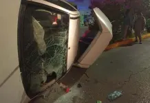 Choque y volcadura en avenida Fleming deja cuantiosos da&ntilde;os