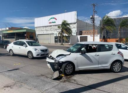 Fuerte choque en Avenida Chapultepec; sólo daños