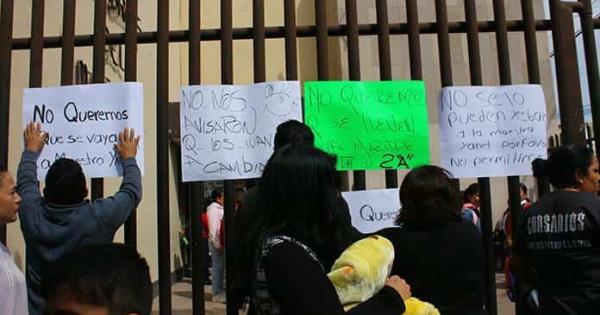 Padres Protestan Por Cambio De Dos Maestros