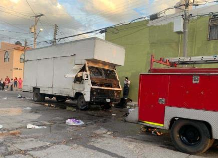 Incendio en camión de abarrotes en la Colonia Popular