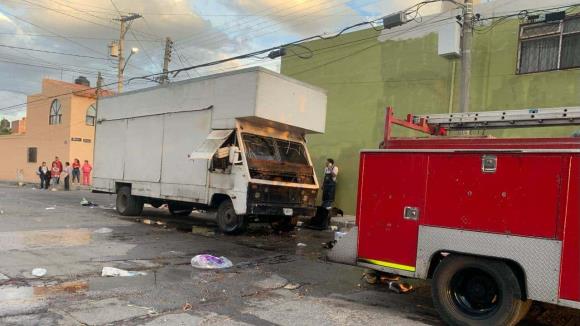 Incendio en camión de abarrotes en la Colonia Popular