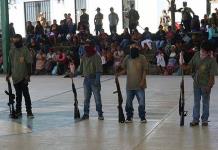 Investigan a policías comunitarios que armaron a niños en Guerrero