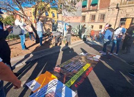 Familiares de desaparecidos colocan pancartas en Palacio Nacional