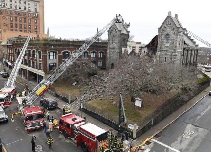 Iglesia de Connecticut sufre colapso de campanario
