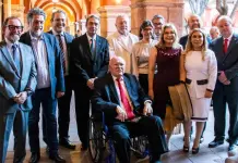 Pese a cr&iacute;ticas UASLP entrega honoris causa