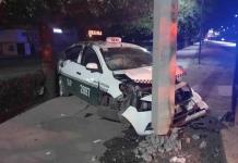 Taxista choca y abandona a pasajero lesionado frente a Sendero