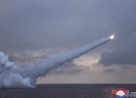 Kim Jong Un supervisa pruebas de misiles de crucero desde submarinos