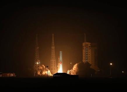 Irán lanza con éxito tres satélites al espacio 