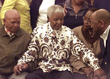 Suspenden subasta de posesiones de Nelson Mandela en Sudáfrica