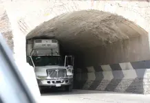En&eacute;simo ator&oacute;n de un cami&oacute;n en puente del R&iacute;o Santiago