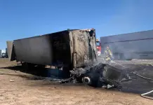 (VIDEO) Trailer impacta contra dos postes y se incendia en Carretera 57 