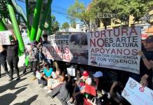 Activistas protestan contra las corridas de toros en Plaza México