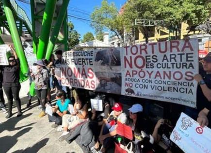 Activistas protestan contra las corridas de toros en Plaza México