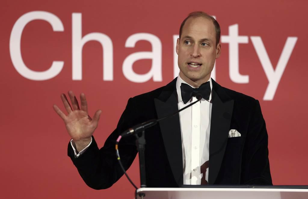El príncipe Guillermo, el príncipe de Gales, pronuncia un discurso en la gala y cena de London Air Ambulance Charity en The OWO / AP