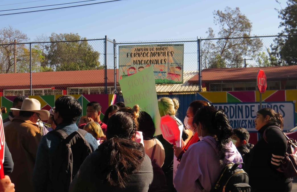 Los padres de familia del kínder Ferrocarriles Nacionales protestaran en la Alameda / Foto: Citlally Montaño