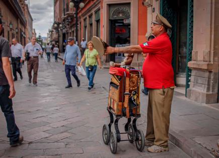 LA FOTO DEL DÍA | El organillero: una figura icónica en la vida urbana de San Luis Potosí