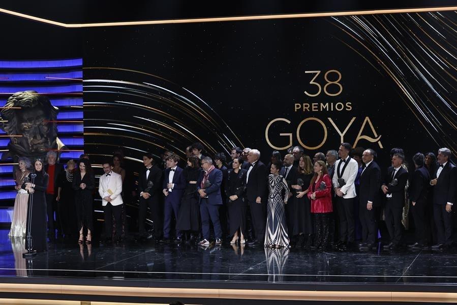 El equipo de la película ´La sociedad de la nieve´ tras recibir el Goya a ´Mejor película´ durante la ceremonia de entrega de la 38 edición de los Premios Goya celebrada este sábado en Valladolid/EFE