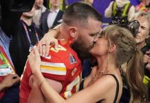 Taylor Swift y Travis Kelce festejan con beso el Super Bowl LVIII