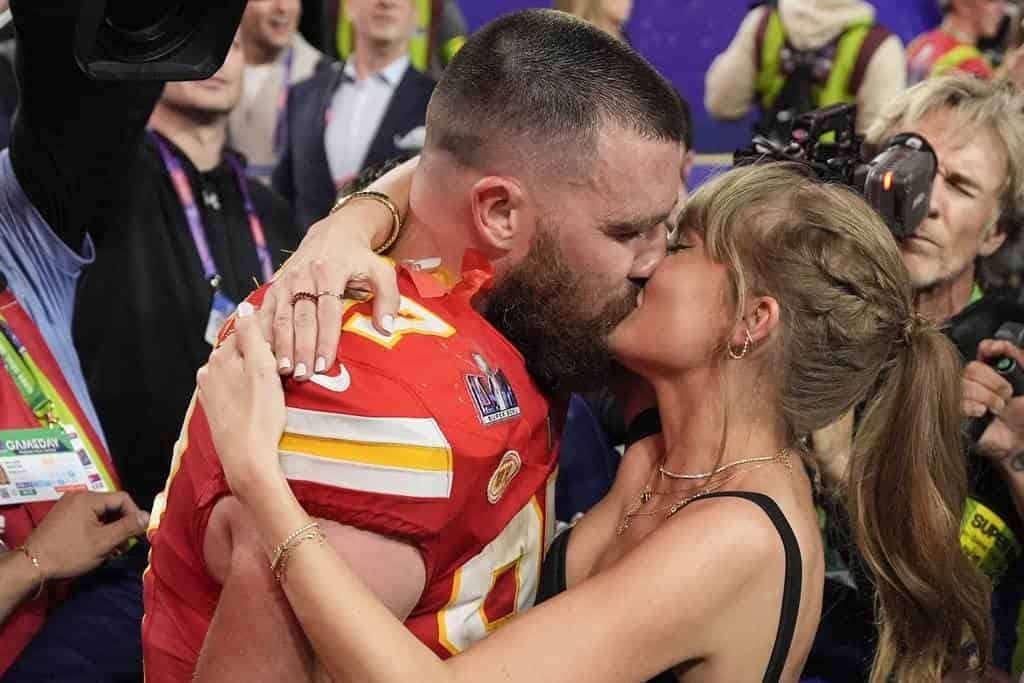 Taylor Swift's Surprise Song for Travis Kelce at Edinburgh N2: “You Lift Me Up and Make Me Crazy in Love” Full video at the comment 👇👇👇-tuan