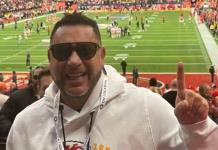 Antonio Mohamed presume foto en el Super Bowl LVIII