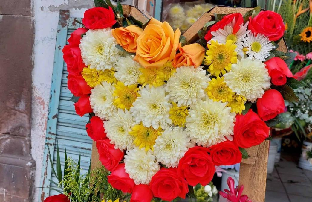 Un arreglo floral sencillo rondará los 450 pesos / Foto: Pulso