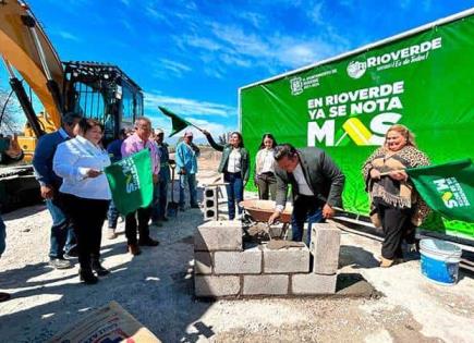 El Alcalde coloca primera piedra de mercado Soriana