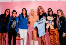 Emocionante encuentro entre jugadoras de América y Karol G en el estadio Azteca