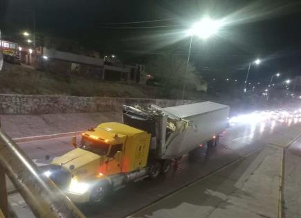 Tráiler atascado en el bulevar Río Santiago y el puente San Felipe