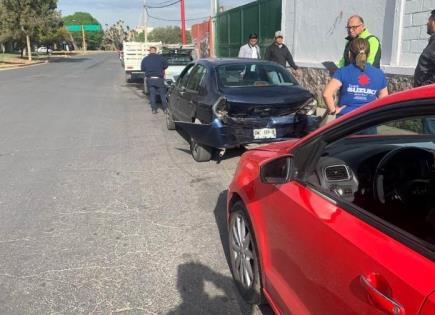 Daños en tres autos por choque en Salvador Nava